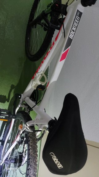 Bicicleta Btwin Blanca con Detalles Rosas
