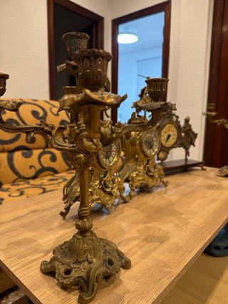 Pareja de relojes y candelabros dorados