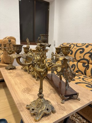 Pareja de relojes y candelabros dorados