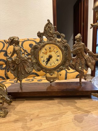 Pareja de relojes y candelabros dorados