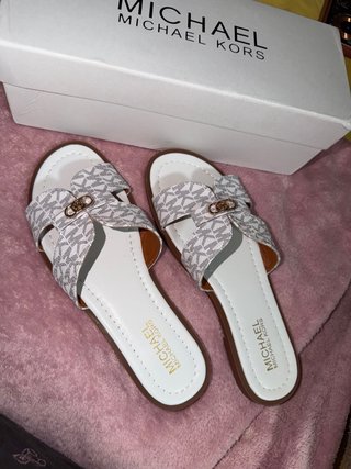 Sandalias Michael Kors Blancas y Doradas