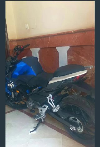 Moto Naked Negra y Azul