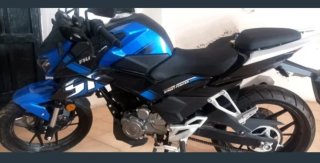Moto Naked Negra y Azul
