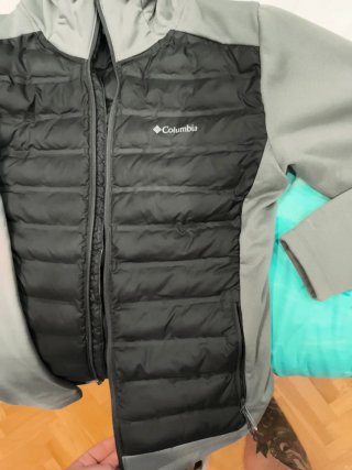 Chaleco Columbia gris y negro con capucha