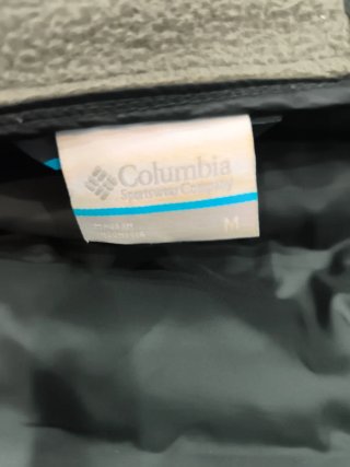 Chaleco Columbia gris y negro con capucha