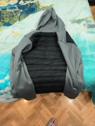 Chaleco Columbia gris y negro con capucha