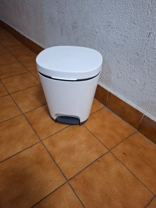 Cubo de basura gris y blanco
