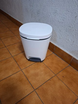 Cubo de basura gris y blanco
