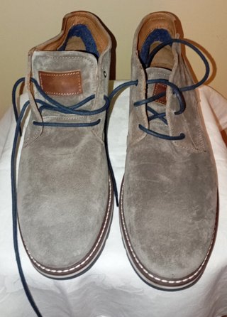 Botas de hombre grises y marrones