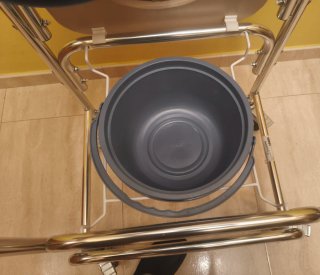 Silla de baño con inodoro y ruedas