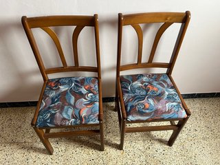 Dos sillas de comedor de madera