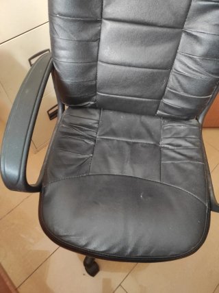 Sillón de oficina negro con brazos y ruedas,elevab