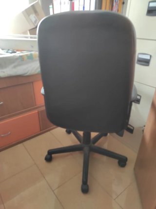 Sillón de oficina negro con brazos y ruedas,elevab