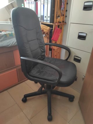 Sillón de oficina negro con brazos y ruedas,elevab