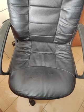 Sillón de oficina negro con brazos y ruedas,elevab