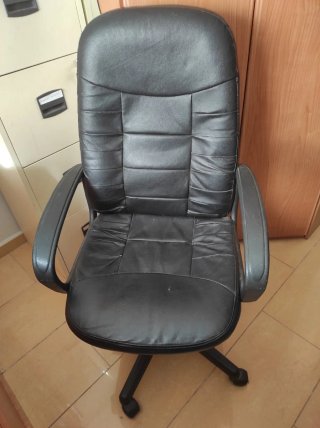 Sillón de oficina negro con brazos y ruedas,elevab