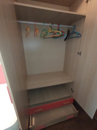 Colchón, armario, mesa y canapé