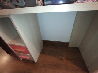 Colchón, armario, mesa y canapé