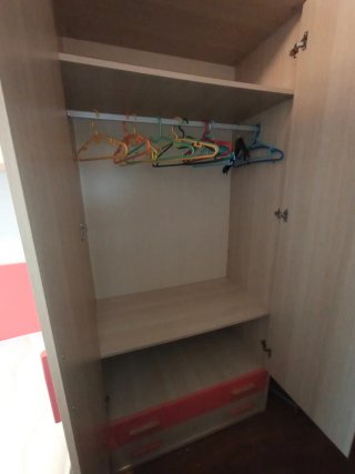 Colchón, armario, mesa y canapé