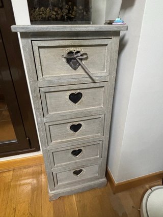 Mueble de madera con cajones y corazones
