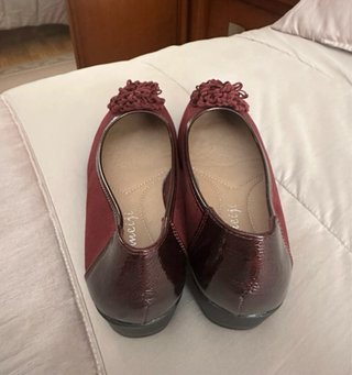 Zapatos planos borgoña con flor talla 37