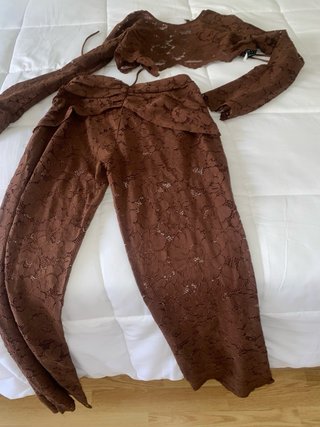Conjunto top y pantalón encaje marrón