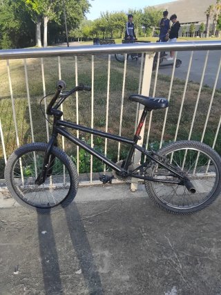 Bicicleta BMX negra