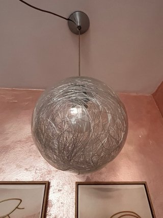 Lámpara esfera plateada elegante.