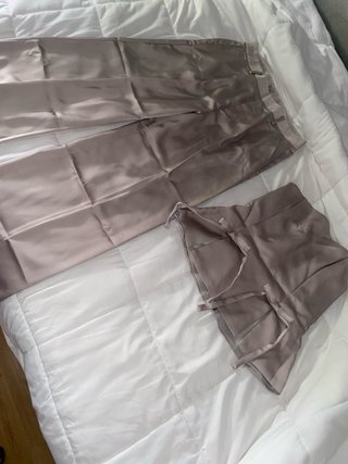Traje de pantalón satinado Pant. talla L. Top M.
