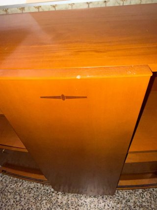 Mueble de comedor naranja