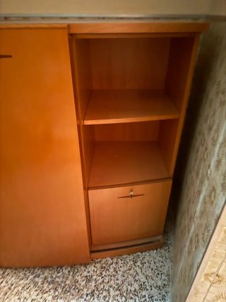 Mueble de comedor naranja