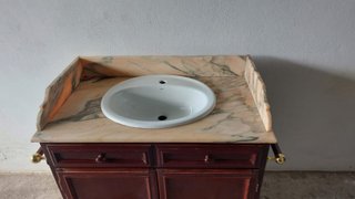 Mueble de baño antiguo con lavabo de mármol