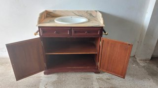Mueble de baño antiguo con lavabo de mármol
