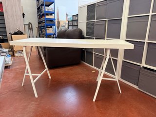 Mesa blanca con caballetes
