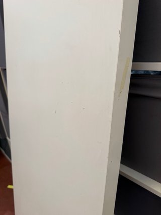 Mesa blanca con caballetes