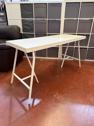 Mesa blanca con caballetes