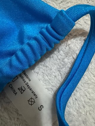 Top Bikini Shein Azul con Detalle de Concha