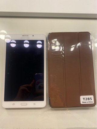 Tablet Samsung blanca con su cargador y su funda