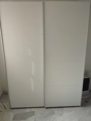 Armario corredero blanco y plateado