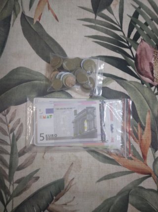 Monedas y billetes de plástico para jugar
