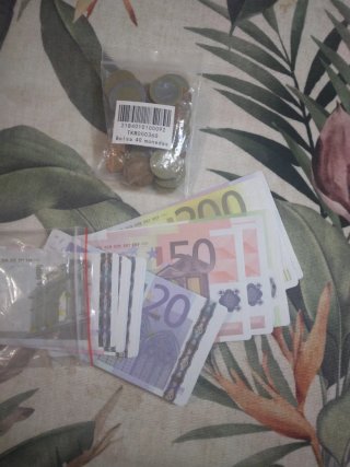Monedas y billetes de plástico para jugar