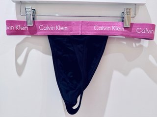 Tanga de hombre negro y rosa de Calvin Klein