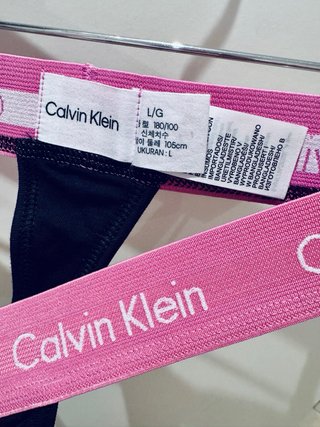 Tanga de hombre negro y rosa de Calvin Klein