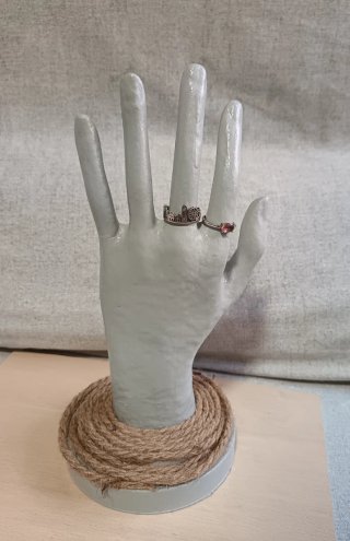 Expositor mano para anillos y joyas