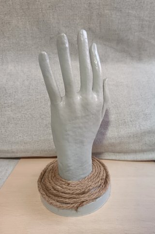 Expositor mano para anillos y joyas