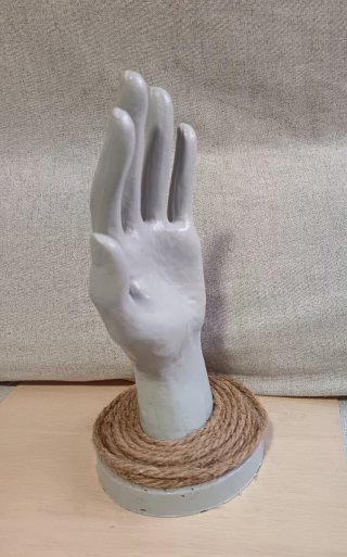 Expositor mano para anillos y joyas