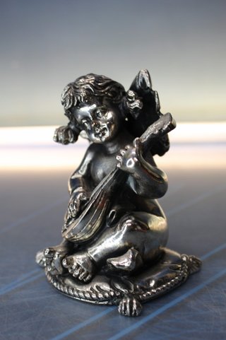 Querubín, ángel con laúd. Figura de metal plateado.