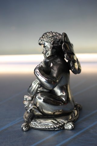 Querubín, ángel con laúd. Figura de metal plateado.