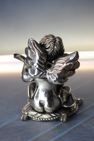 Querubín, ángel con laúd. Figura de metal plateado.