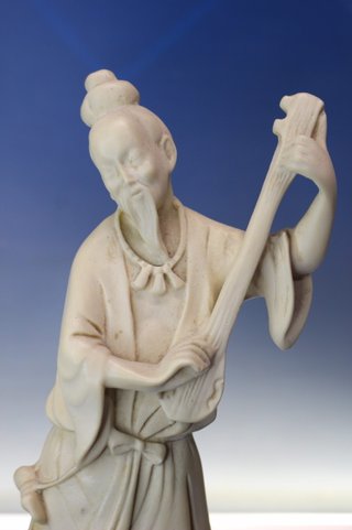 Figura de resina imitando marfil. Músico tradicional chino.